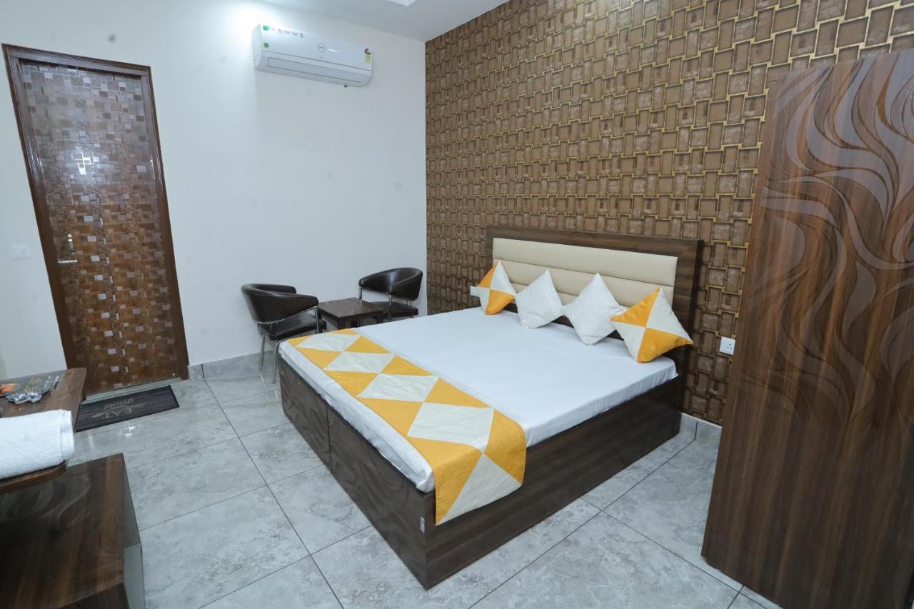 Raghav Inn Karnal Bagian luar foto